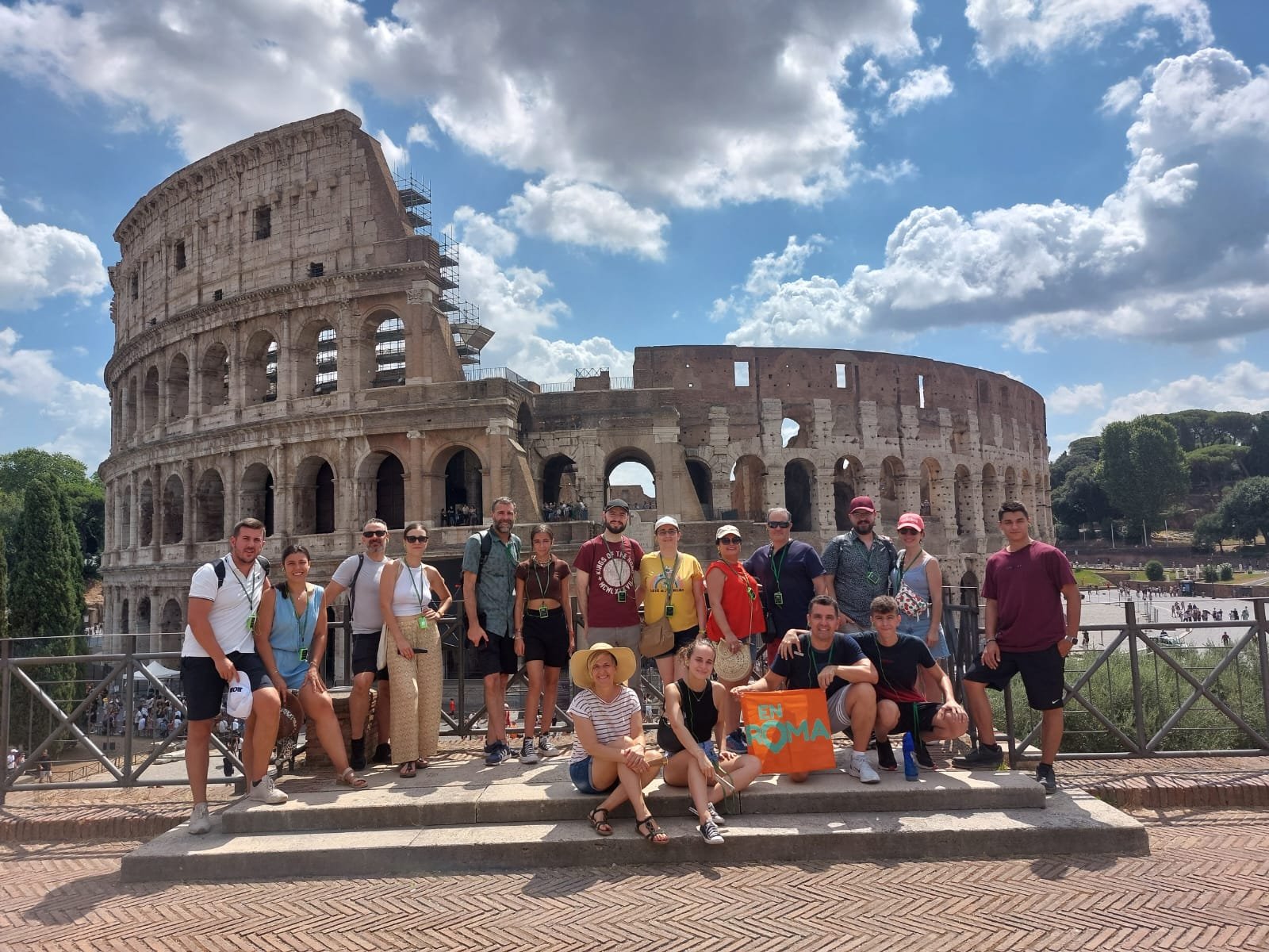 turistas disfrutando del coliseo en roma