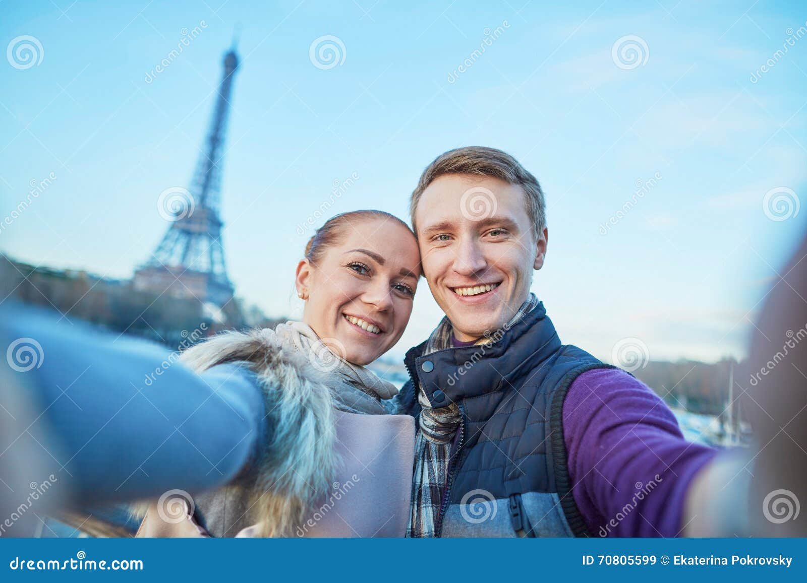 turistas felices frente a la torre eiffel