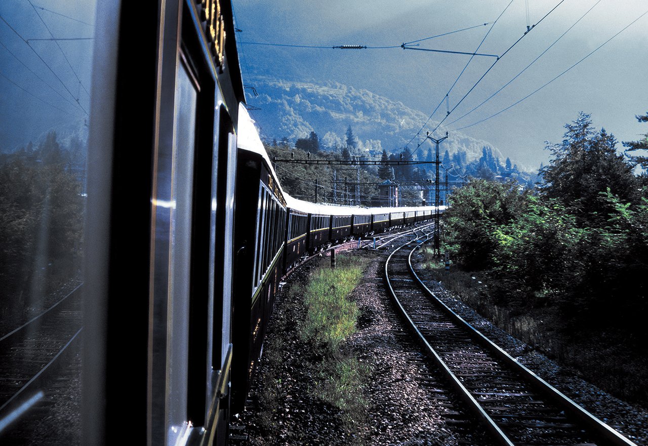 vagon vintage del orient express en paisaje
