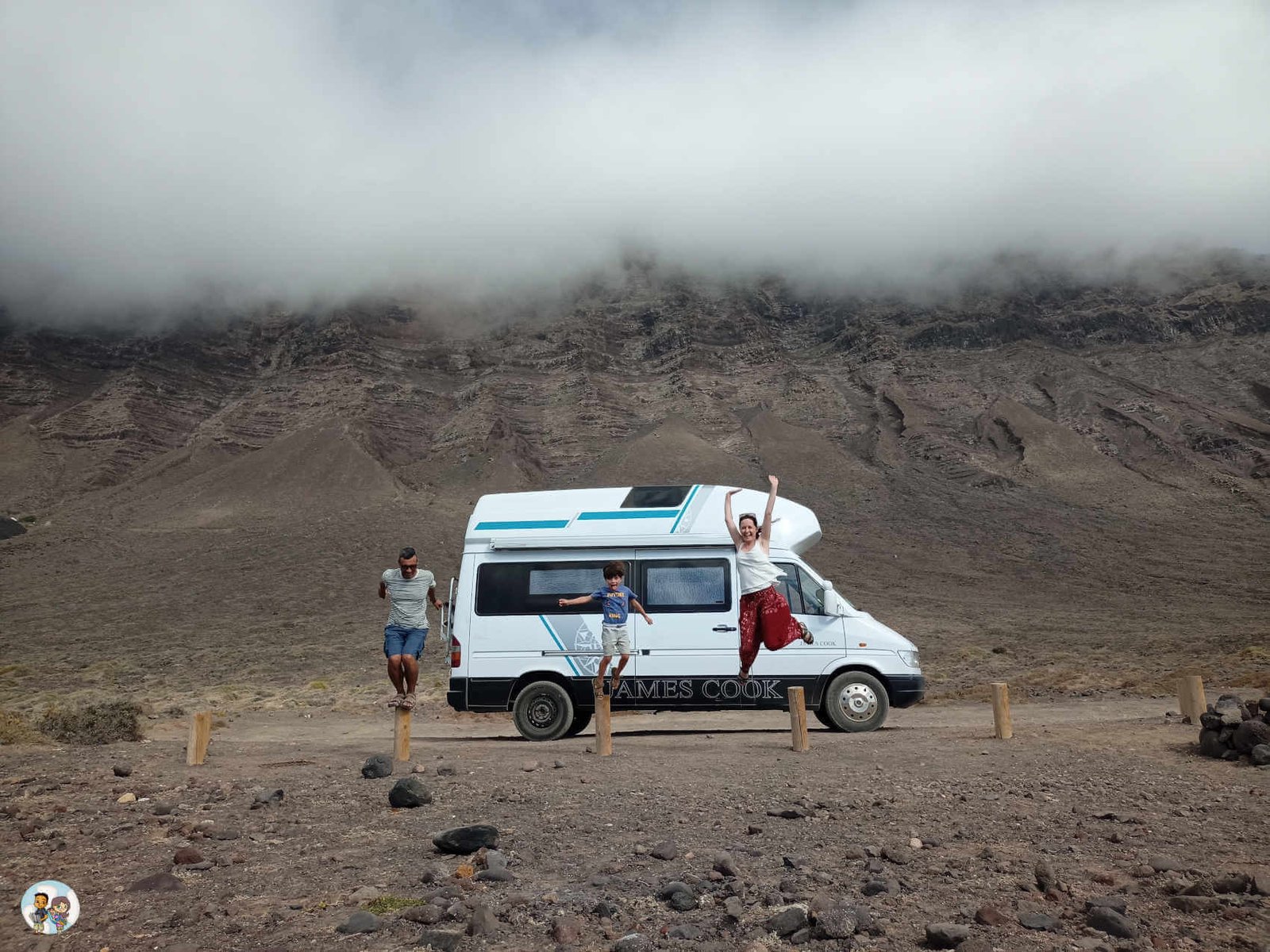vehiculo en un paisaje canario
