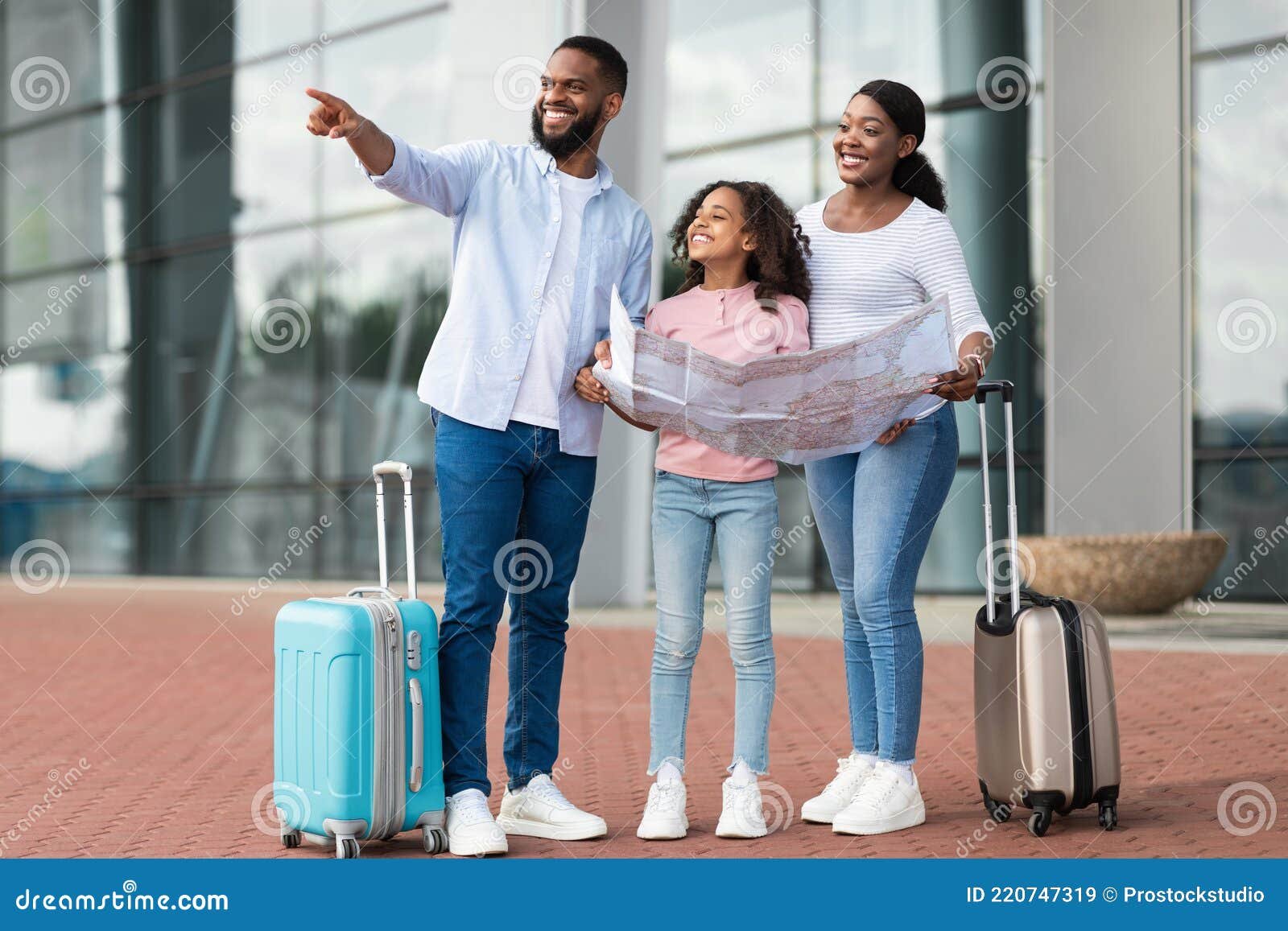 viaje en familia con maletas y mapas