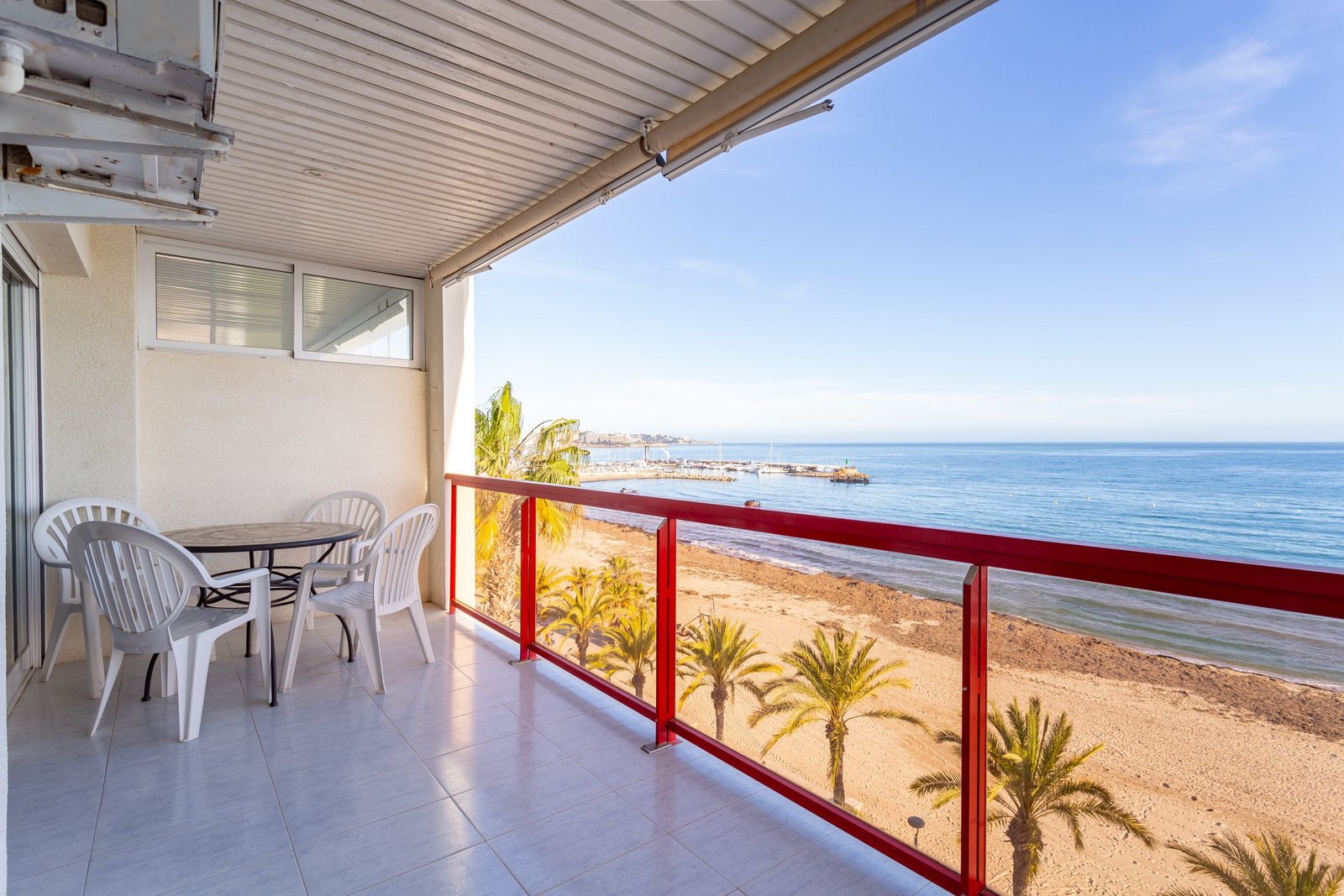 vista de apartamentos en la playa de salou