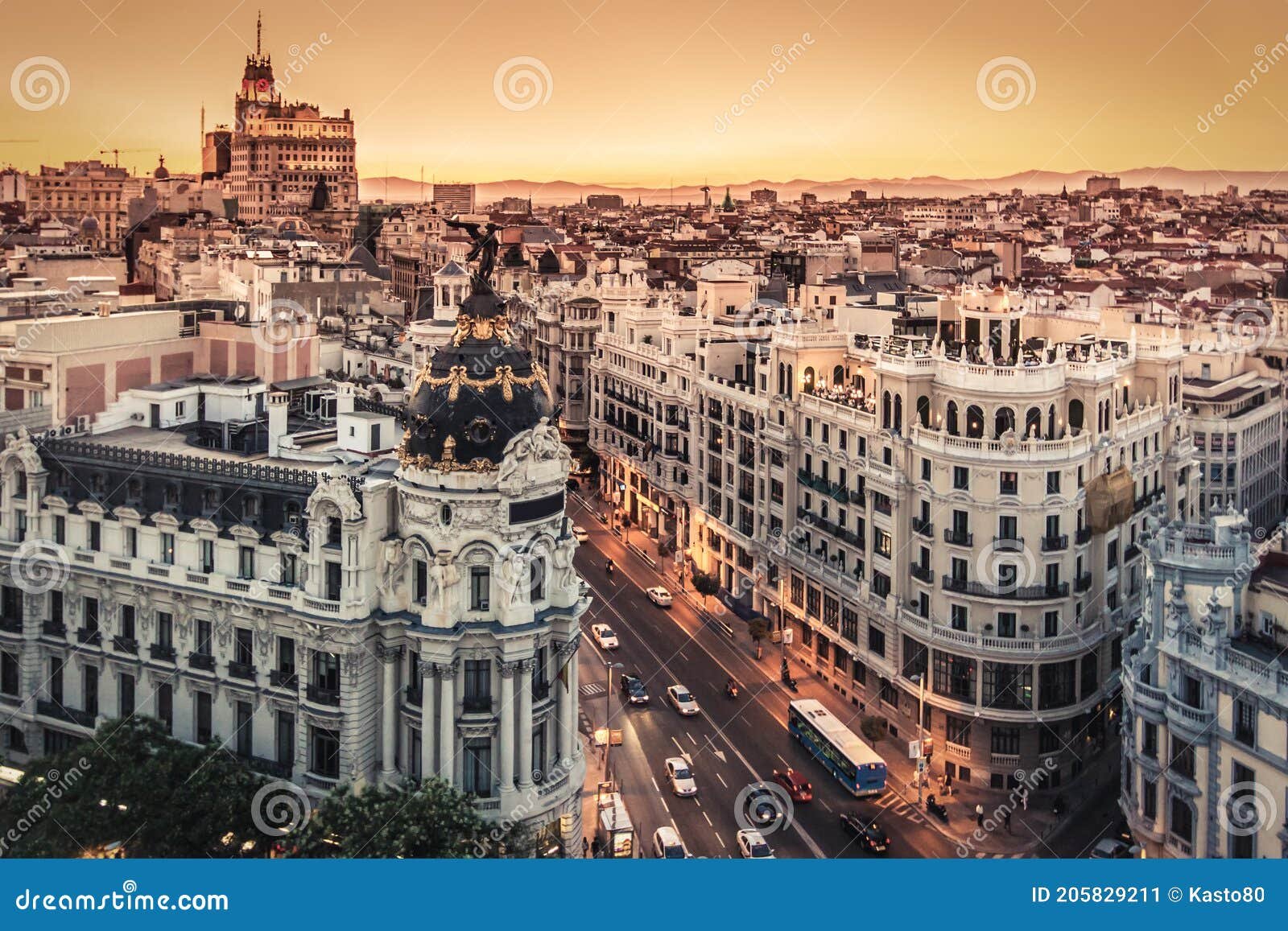 vista de la gran via en madrid