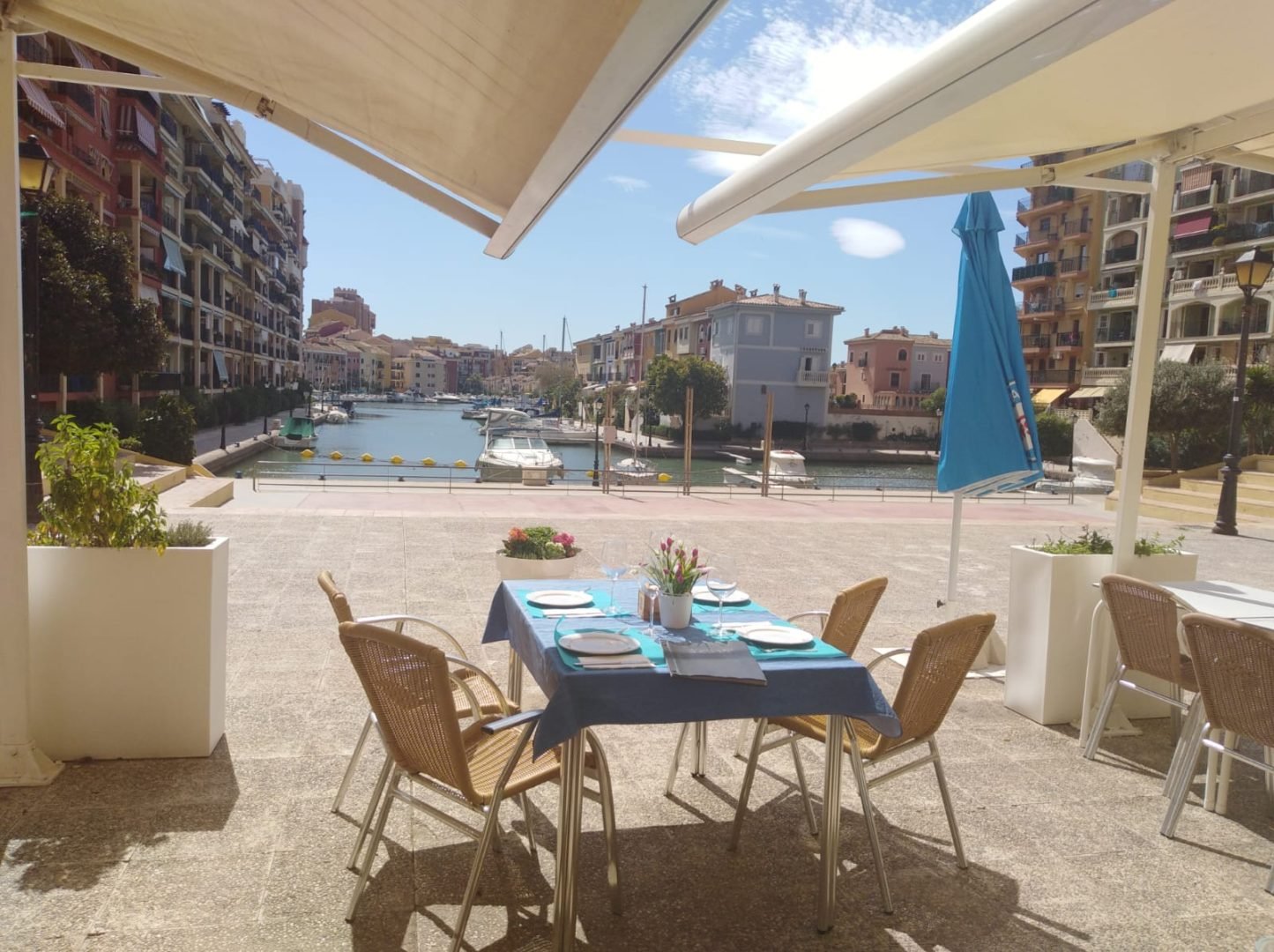 vista de restaurantes en port saplaya