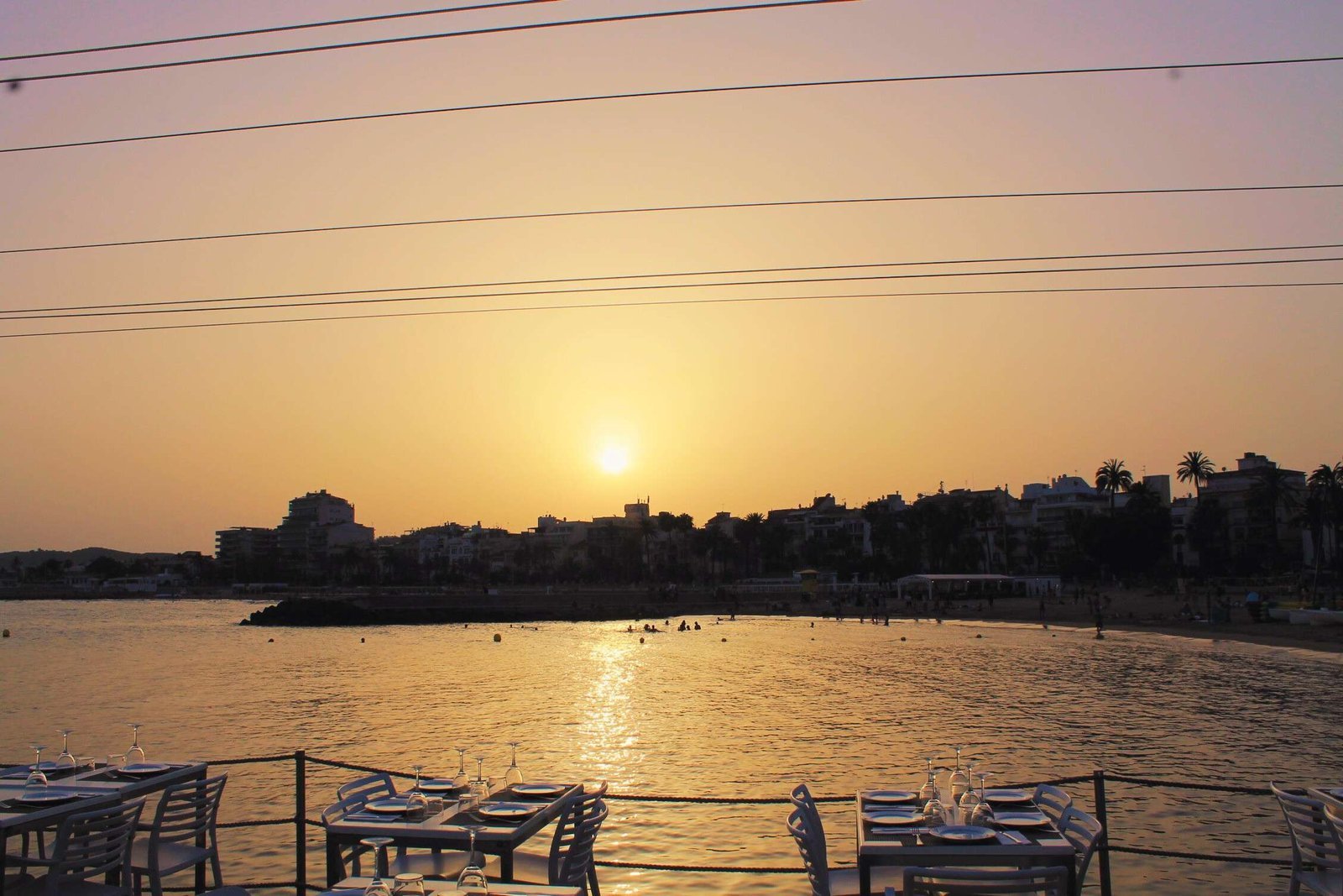 vista de restaurantes en sitges al atardecer