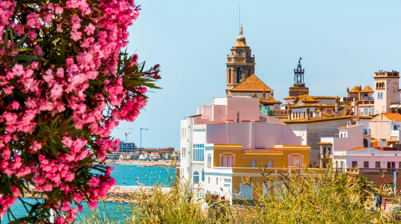 vista de sitges con sus casas coloridas