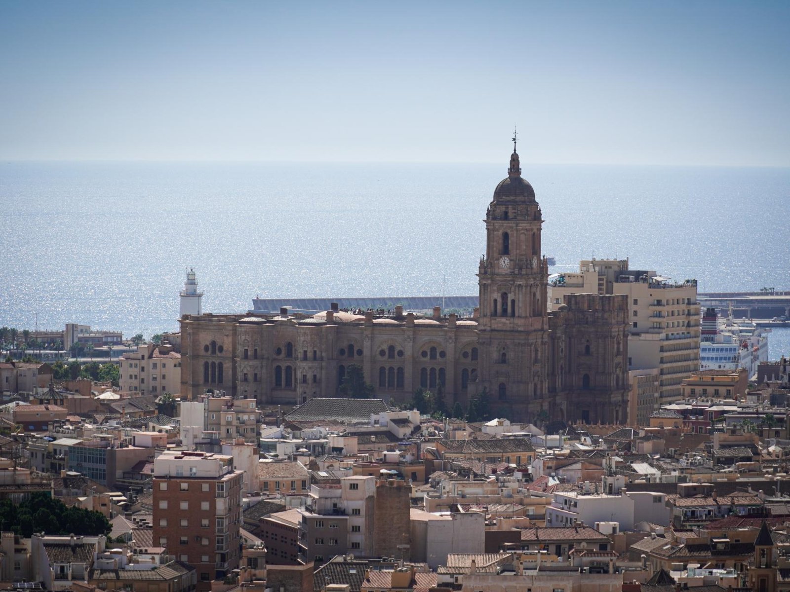 vista de un edificio con ascensor en malaga