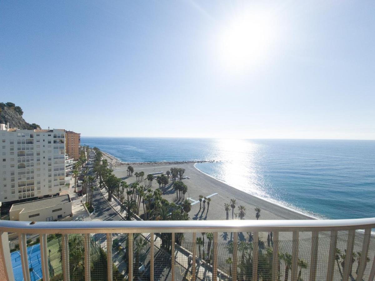 vista de una playa con apartamentos cercanos