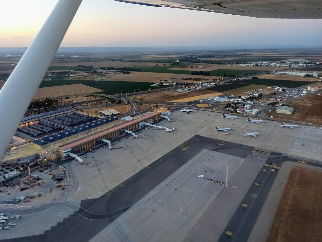 vista del aeropuerto de sevilla con coches