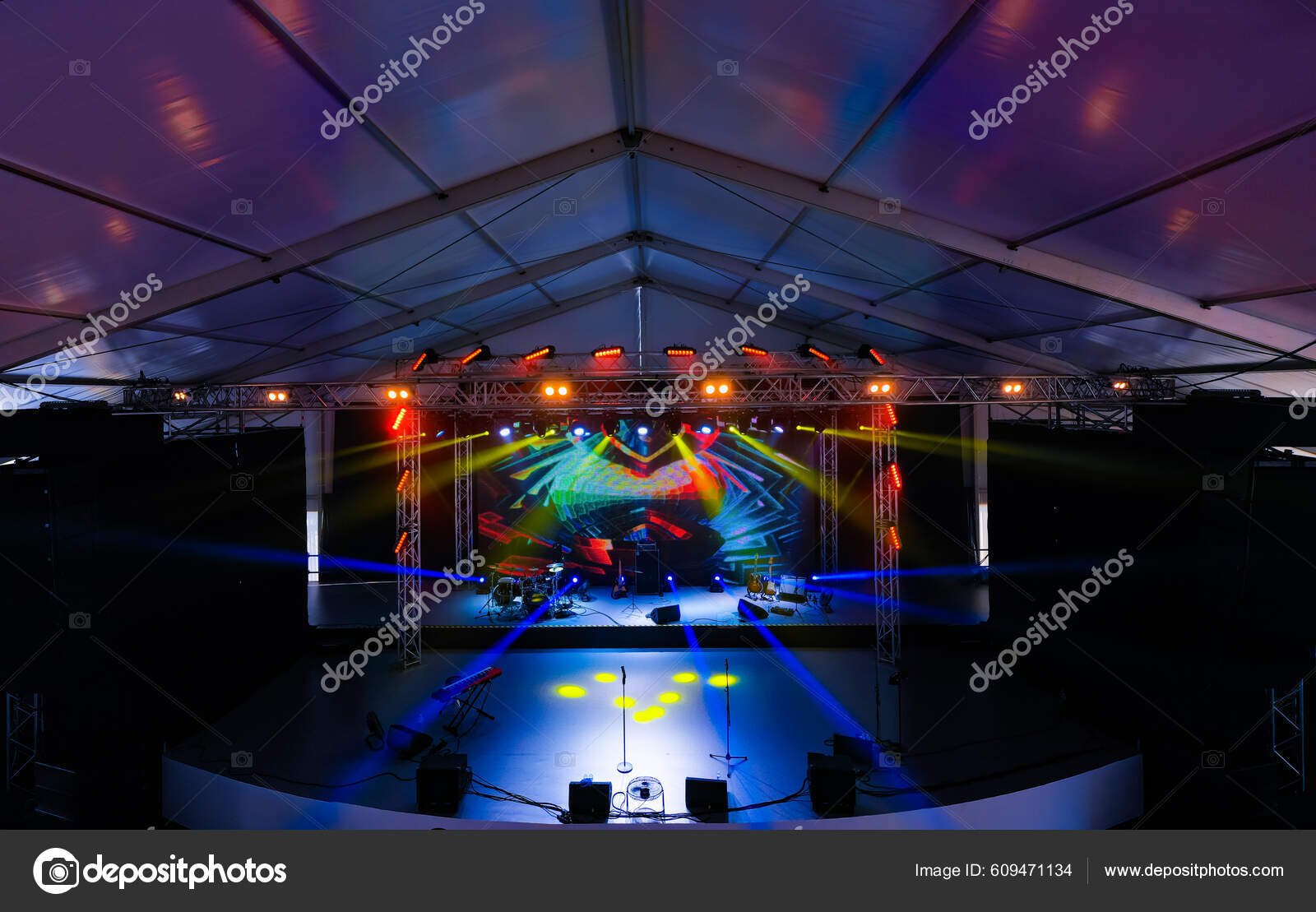 vista del anfiteatro con escenario iluminado