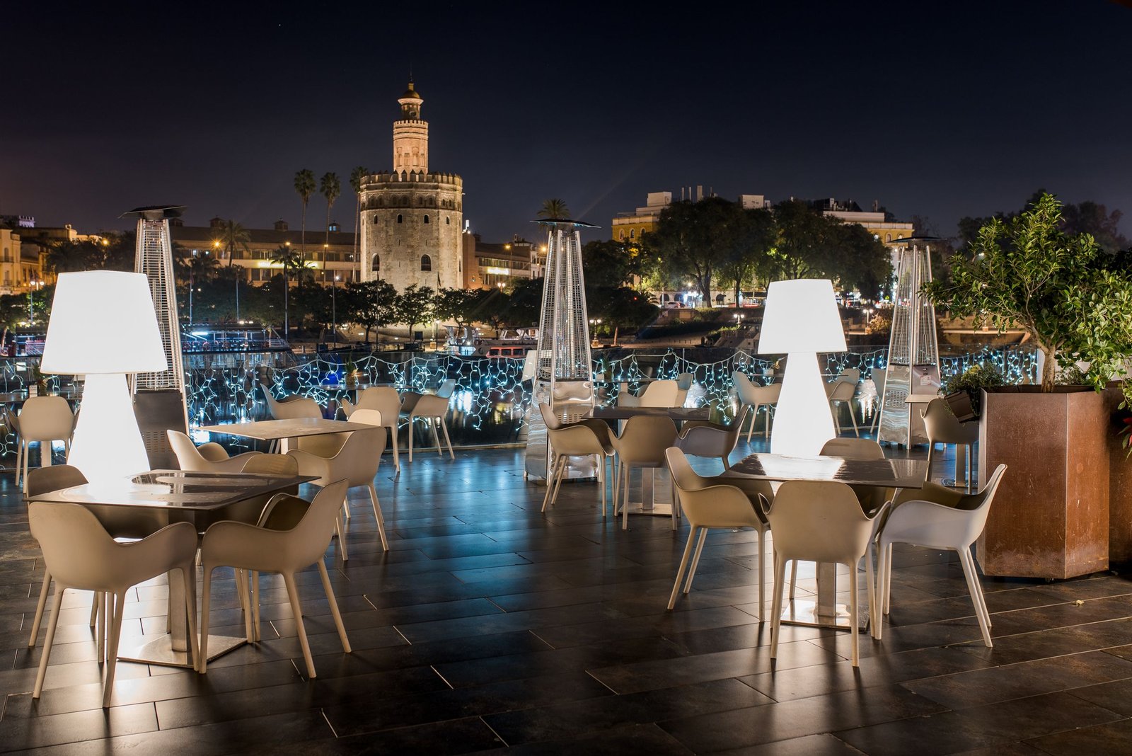 vista del centro de sevilla con restaurantes