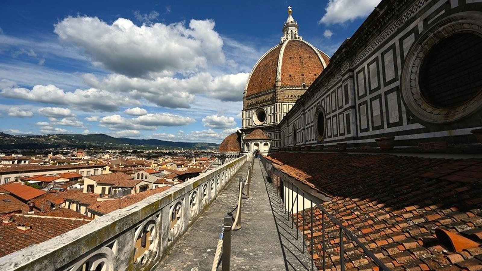 vista del duomo de florencia desde abajo