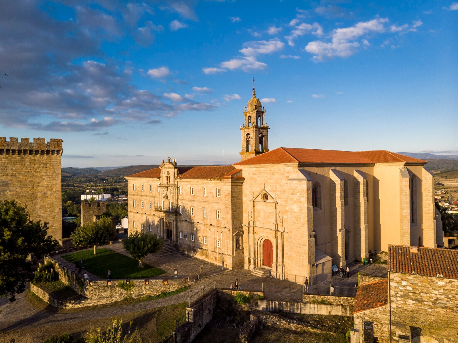 vista del parador de monforte de lemos scaled