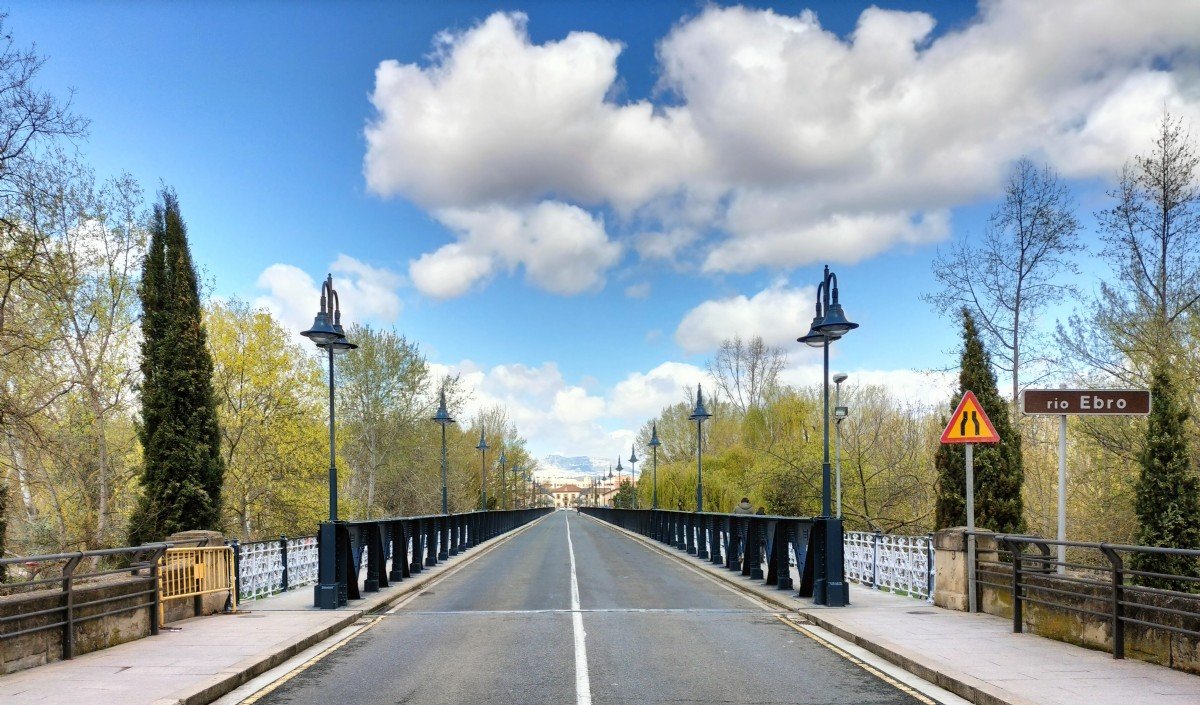 vista del puente de hierro en logrono