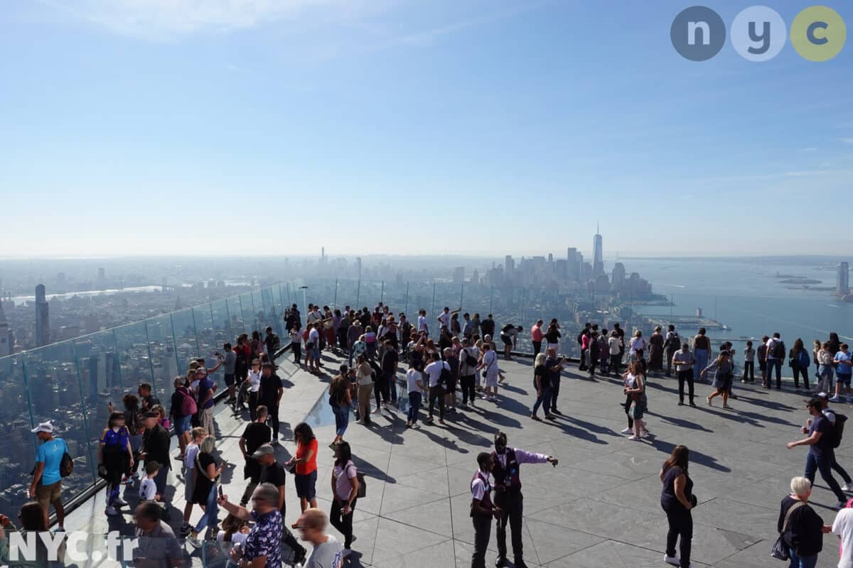 vista iconica de nueva york con turistas