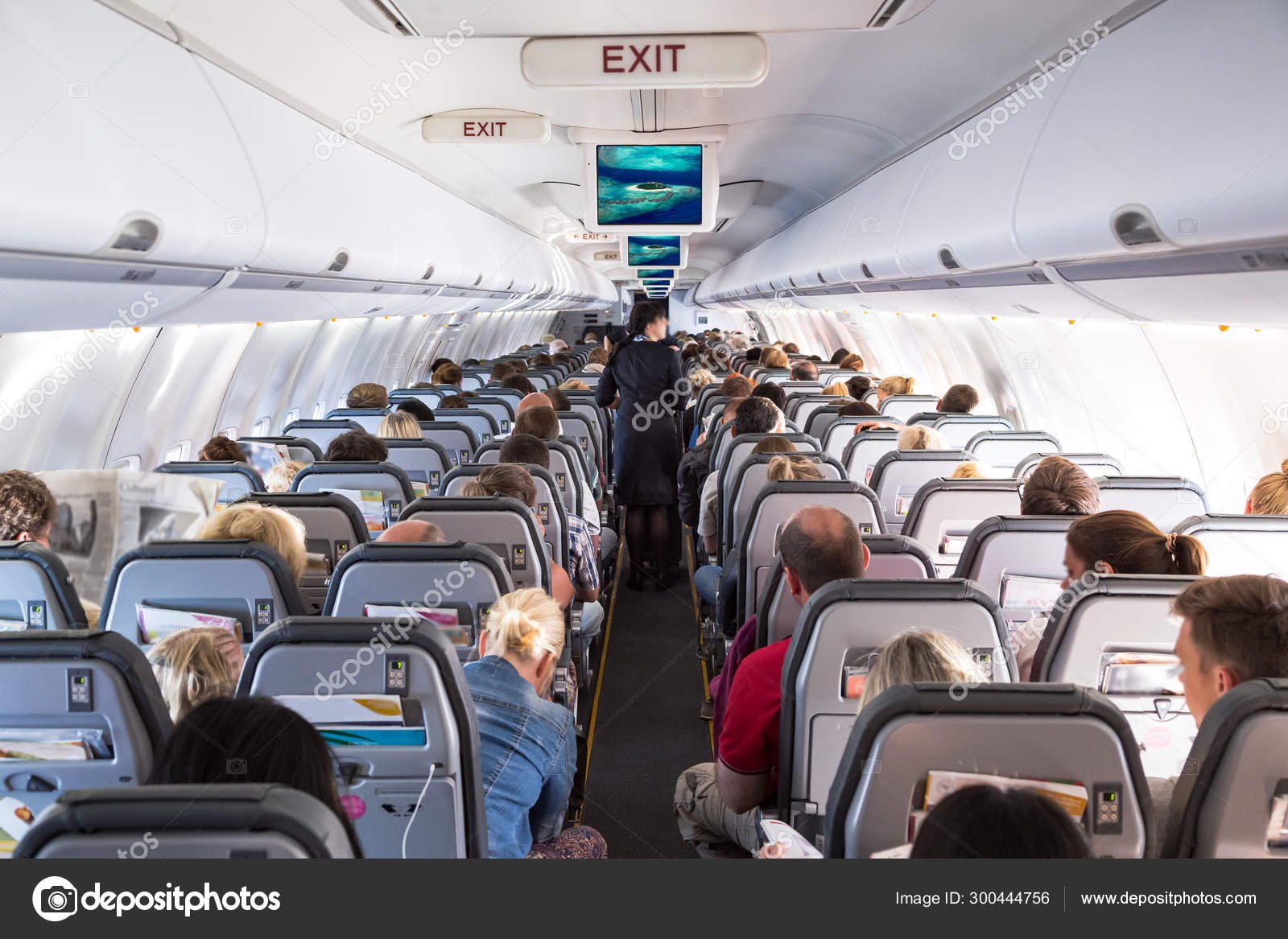 vista interior de un avion con pasajeros