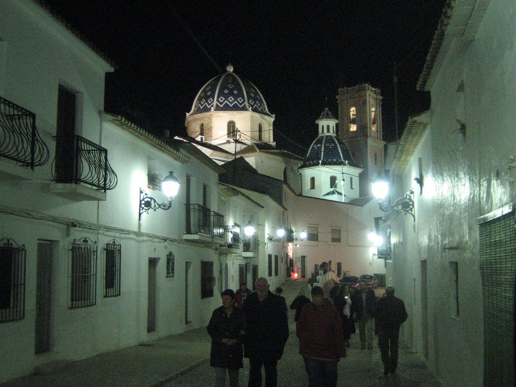 vista nocturna del casco antiguo de altea
