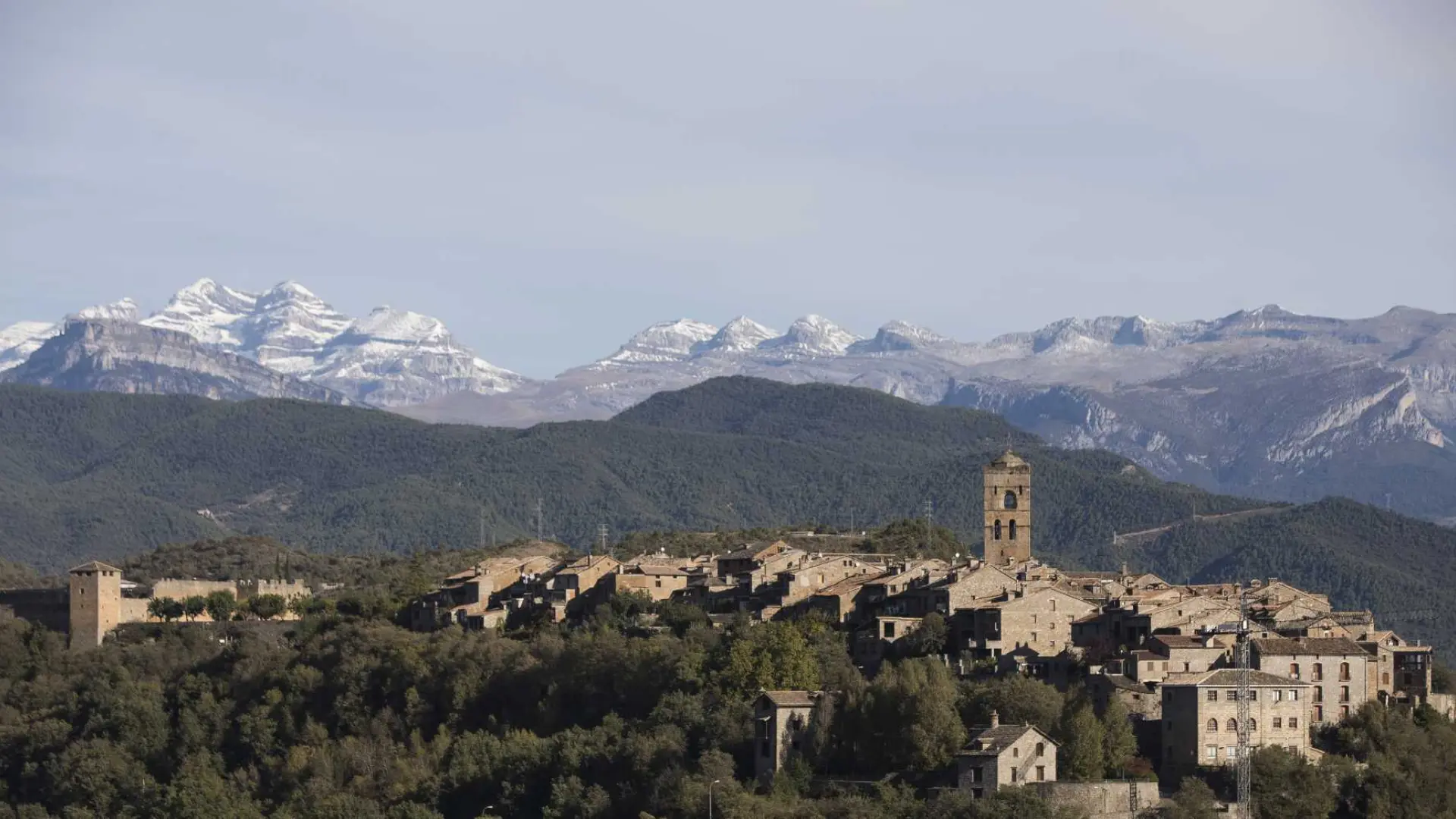 vista panoramica de ainsa y sus montanas