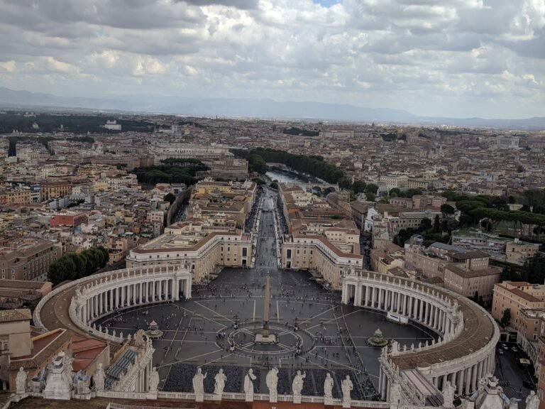 Qué puedes ver en la Plaza San Pedro de Roma: guía turística