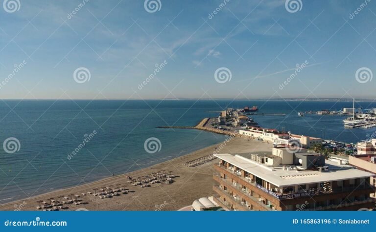 Qué servicios ofrece la urbanización Puerto y Playa en La Manga