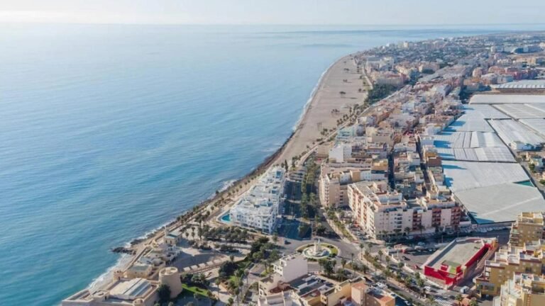 Dónde encontrar pisos en Las Salinas, Roquetas de Mar
