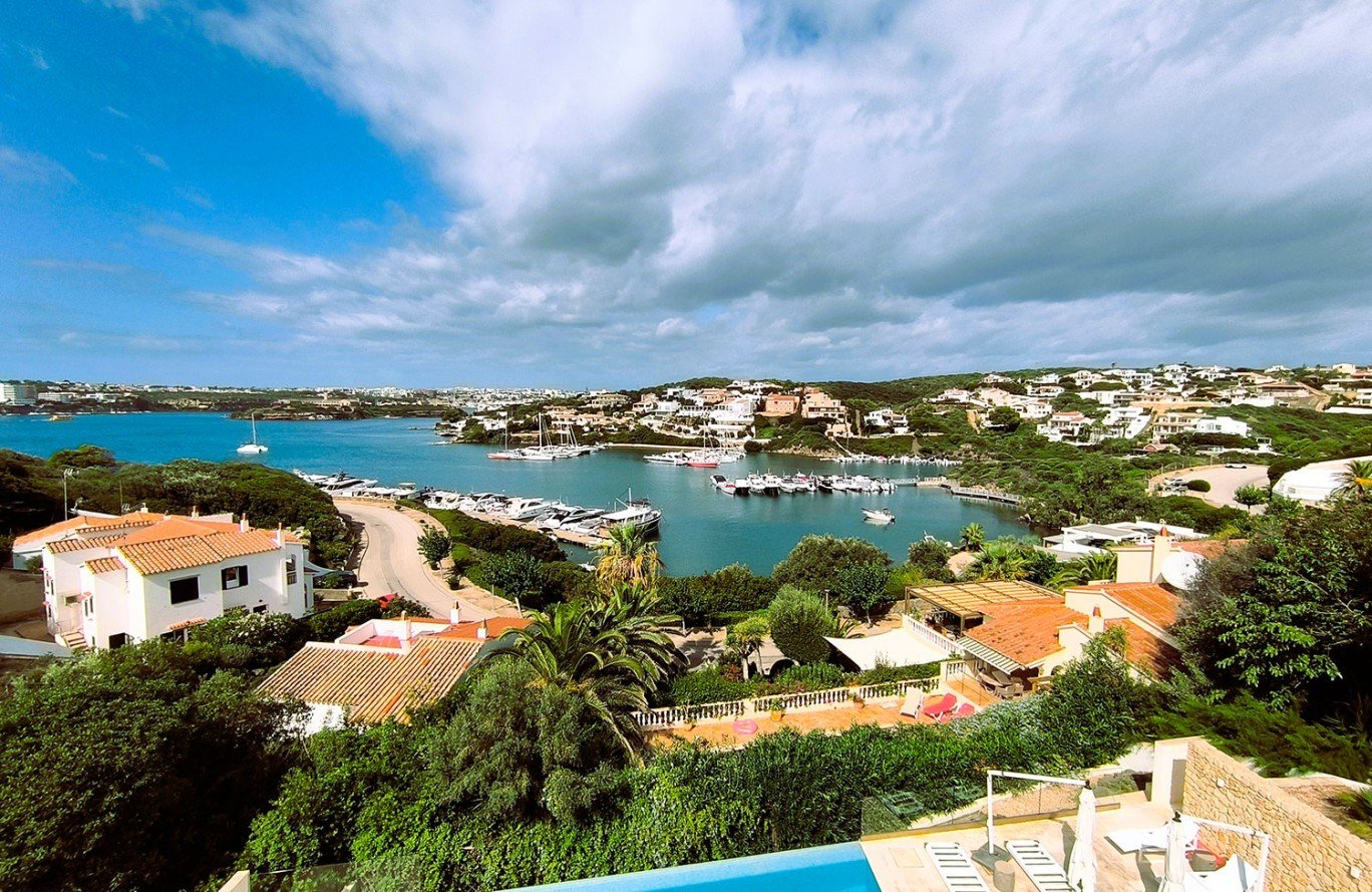 vista panoramica de menorca con casas