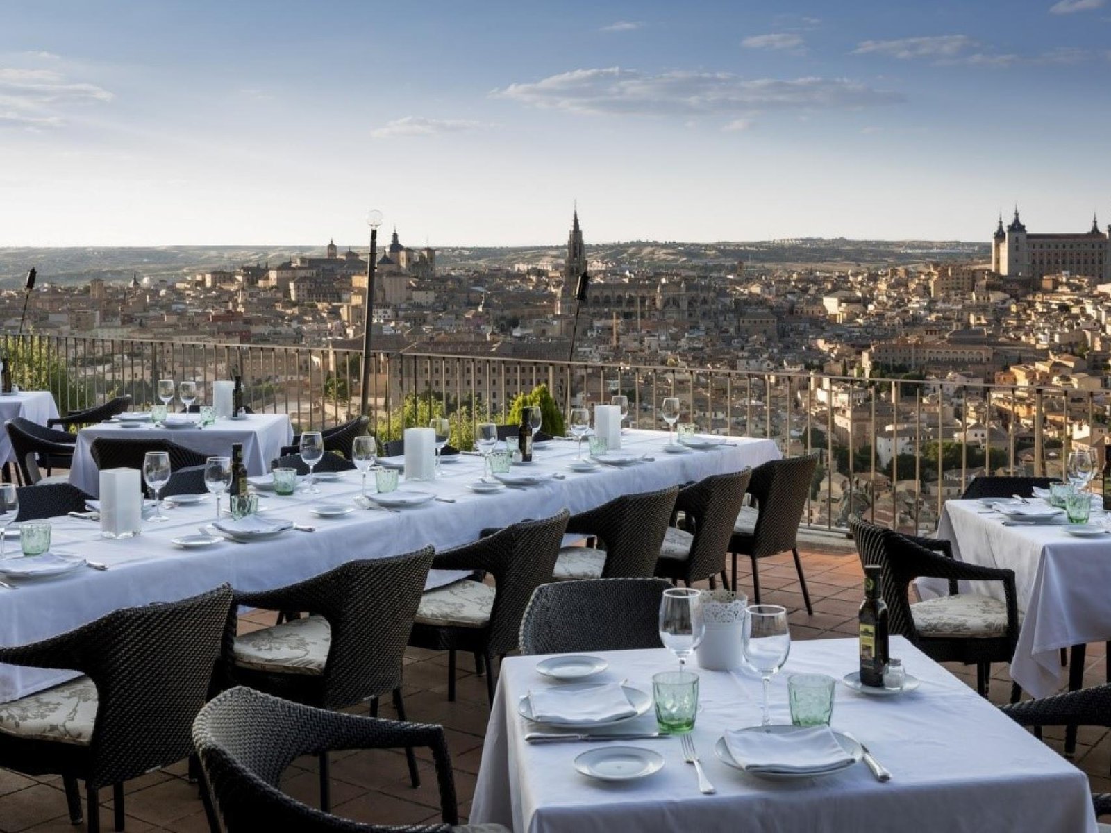 vista panoramica de toledo con restaurantes