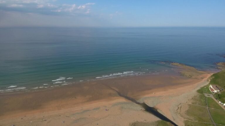 A qué distancia está el camping Los Escullos de la playa