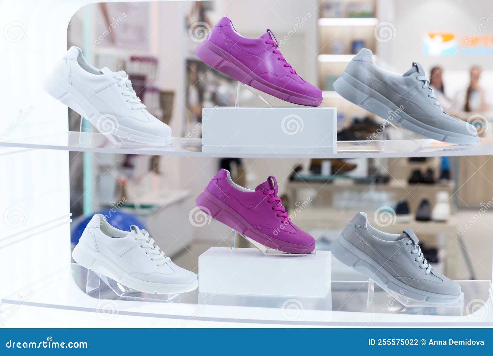 zapatillas deportivas elegantes en un escaparate