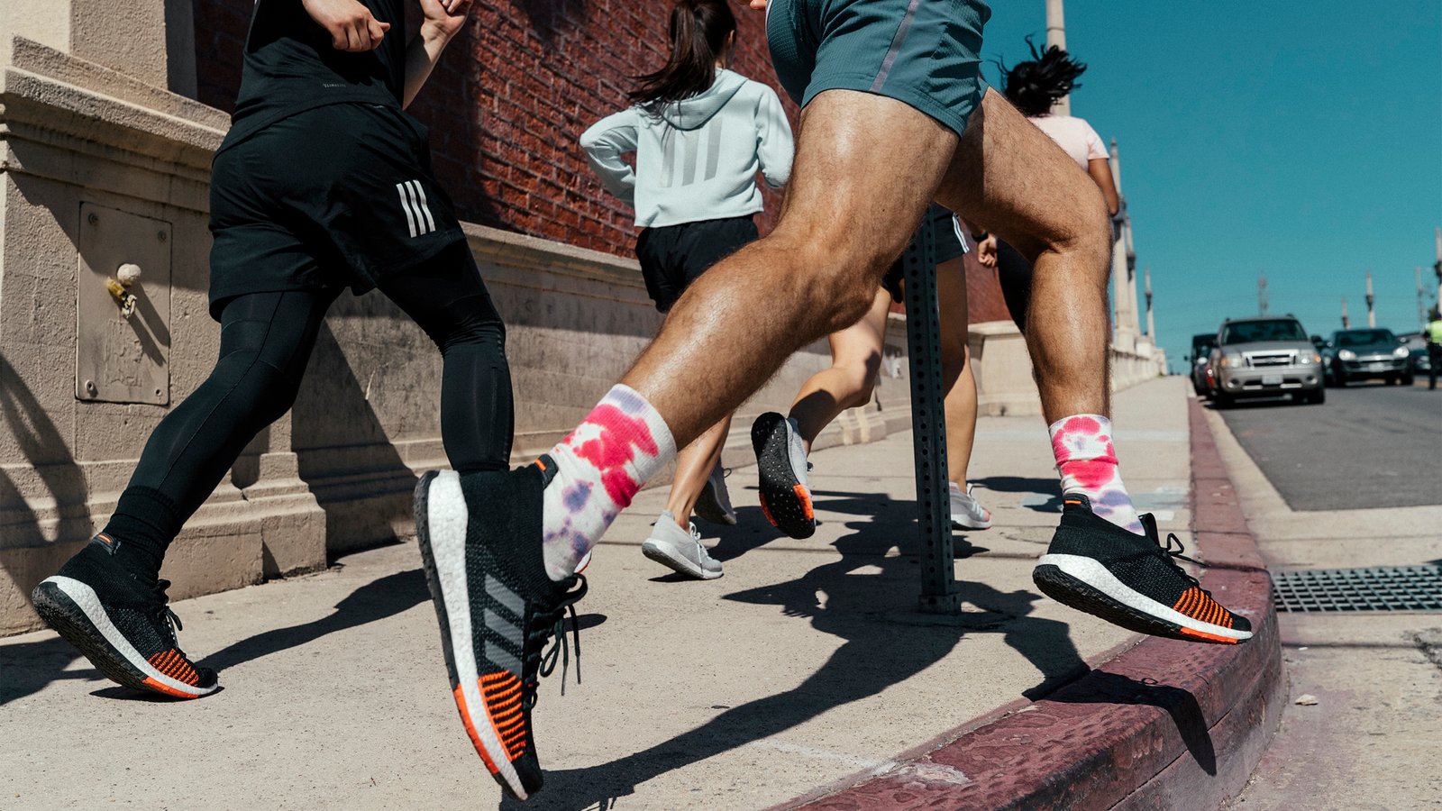 zapatillas deportivas en un entorno urbano