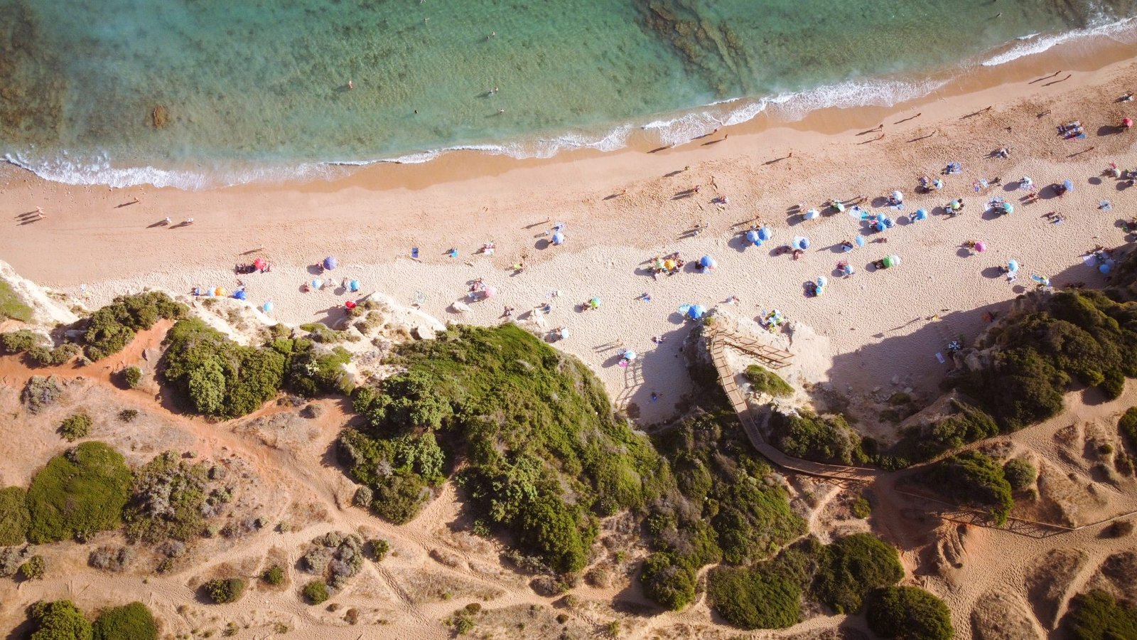 acampada junto a la playa en andalucia