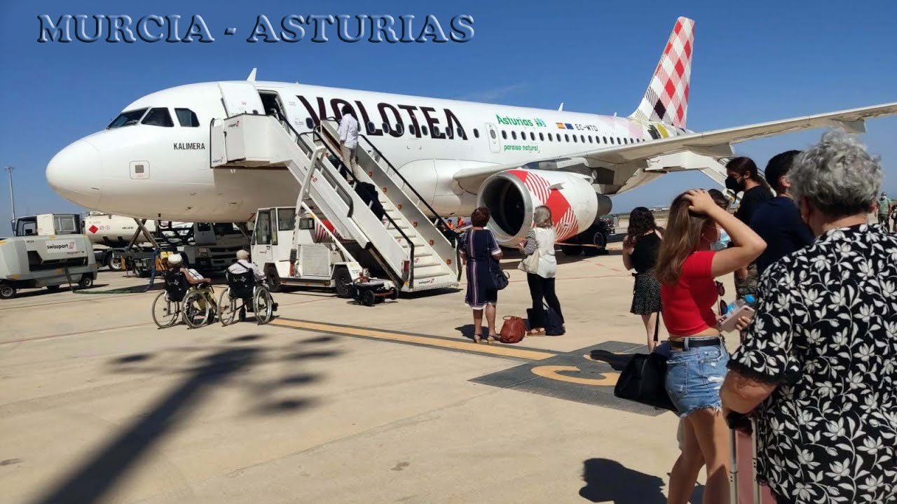 aeropuerto de asturias con aviones despegando