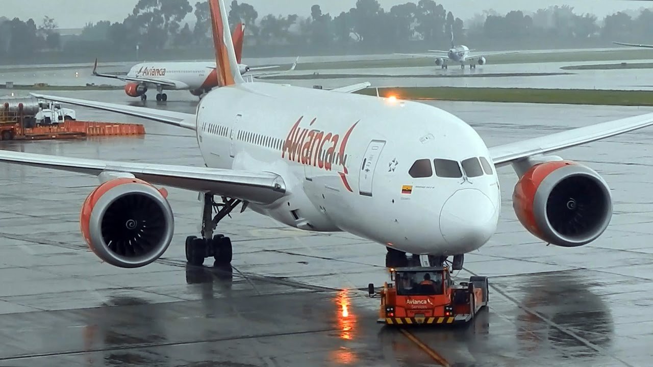 aeropuerto de bogota con aviones despegando