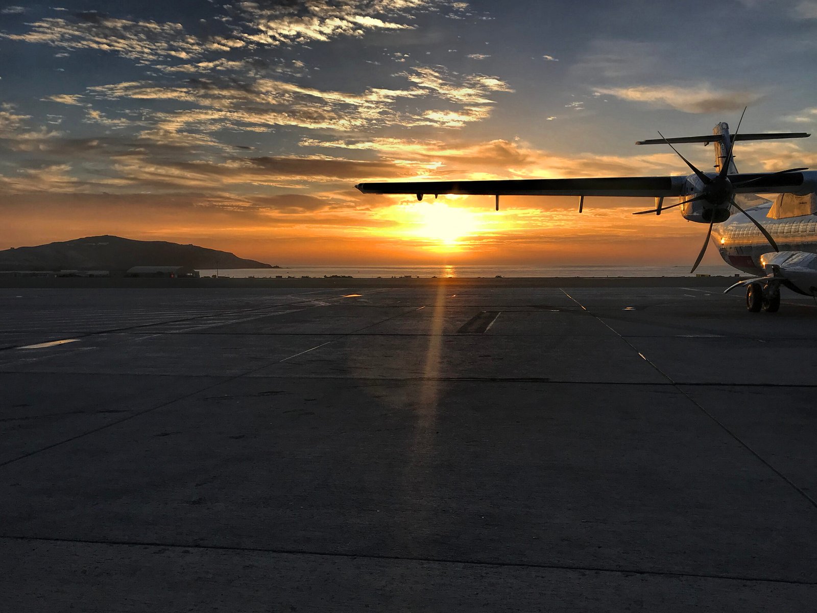 aeropuerto de gran canaria al atardecer scaled