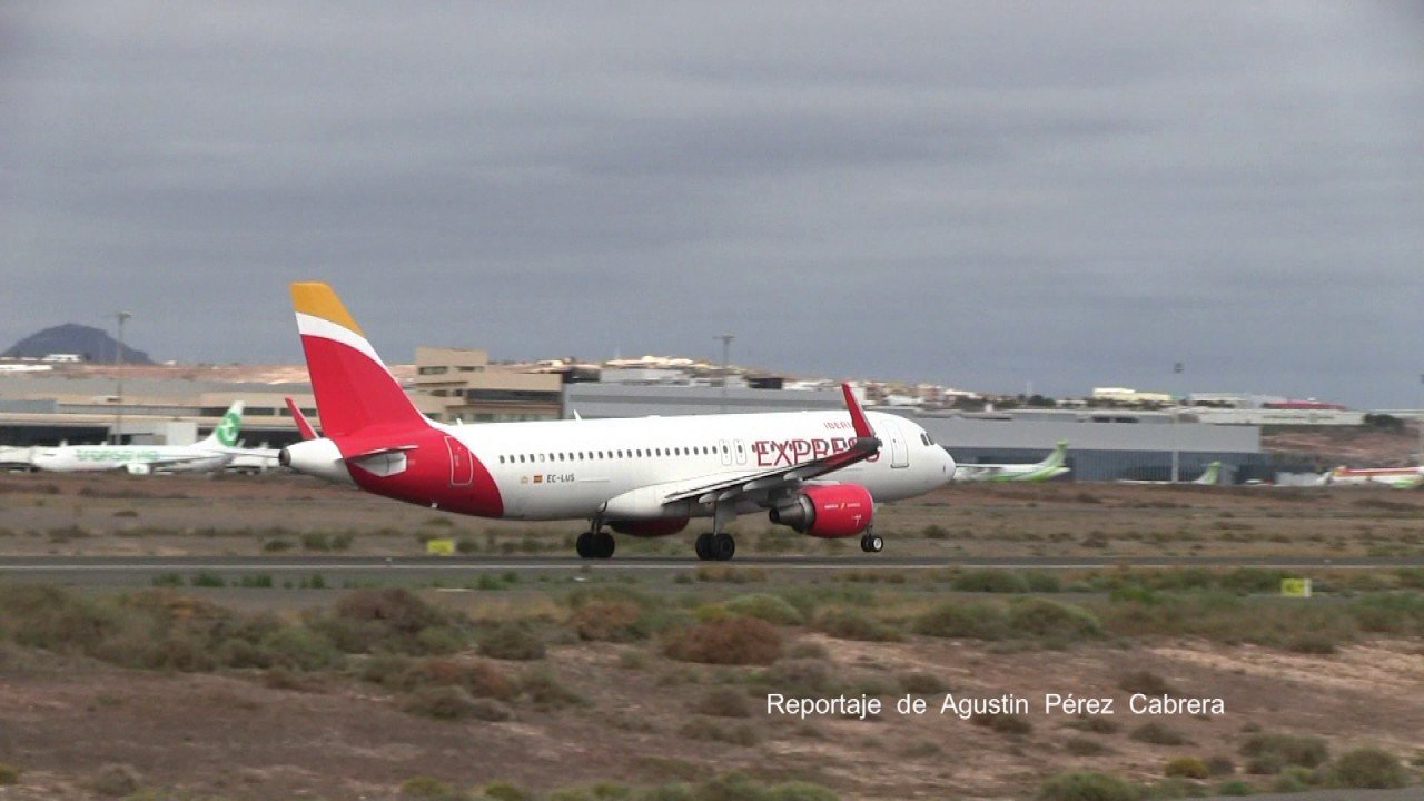 aeropuerto de gran canaria con aviones despegando