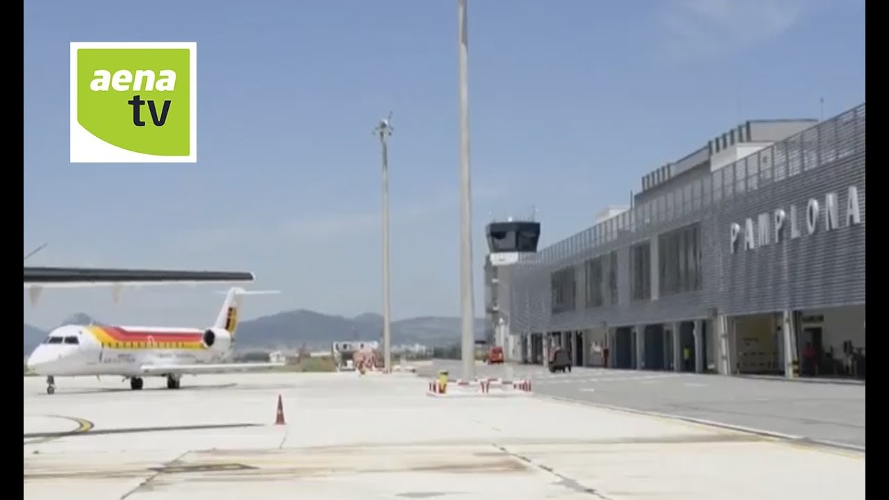 aeropuerto de pamplona con aviones despegando