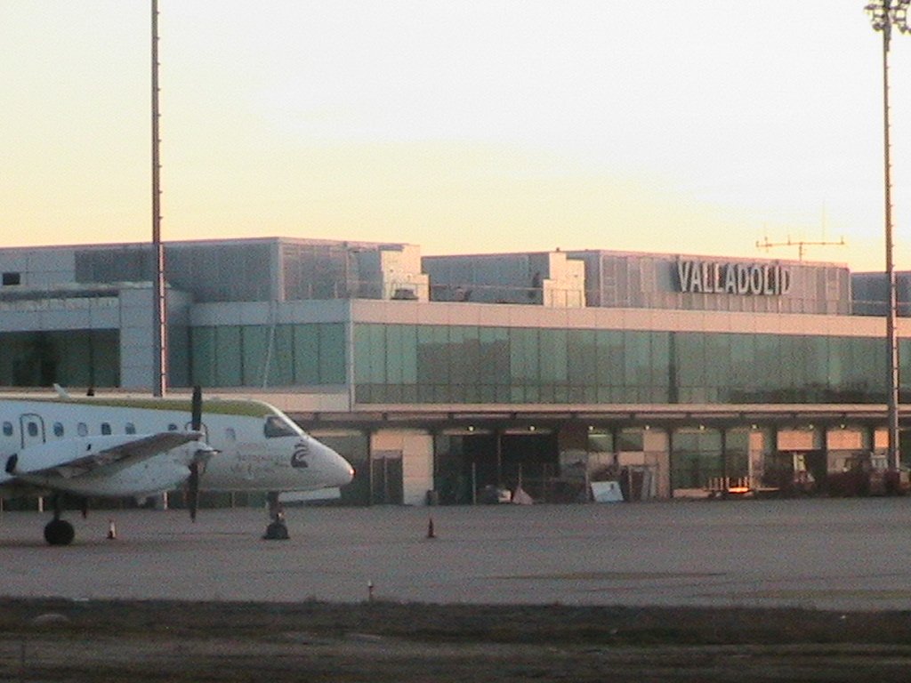 aeropuerto de valladolid con aviones de fondo