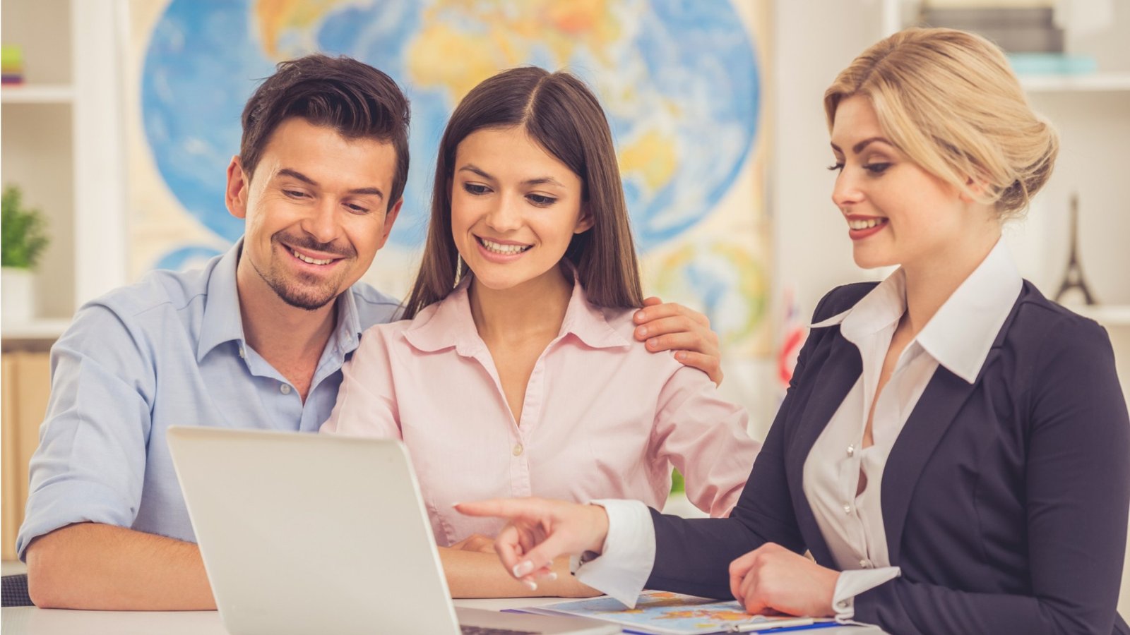 agencia de viajes con personal atendiendo clientes