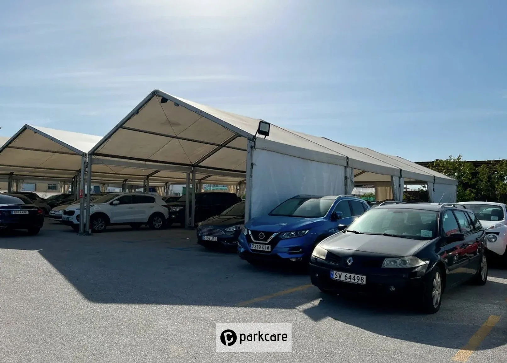 aparcamiento en malaga con coches estacionados