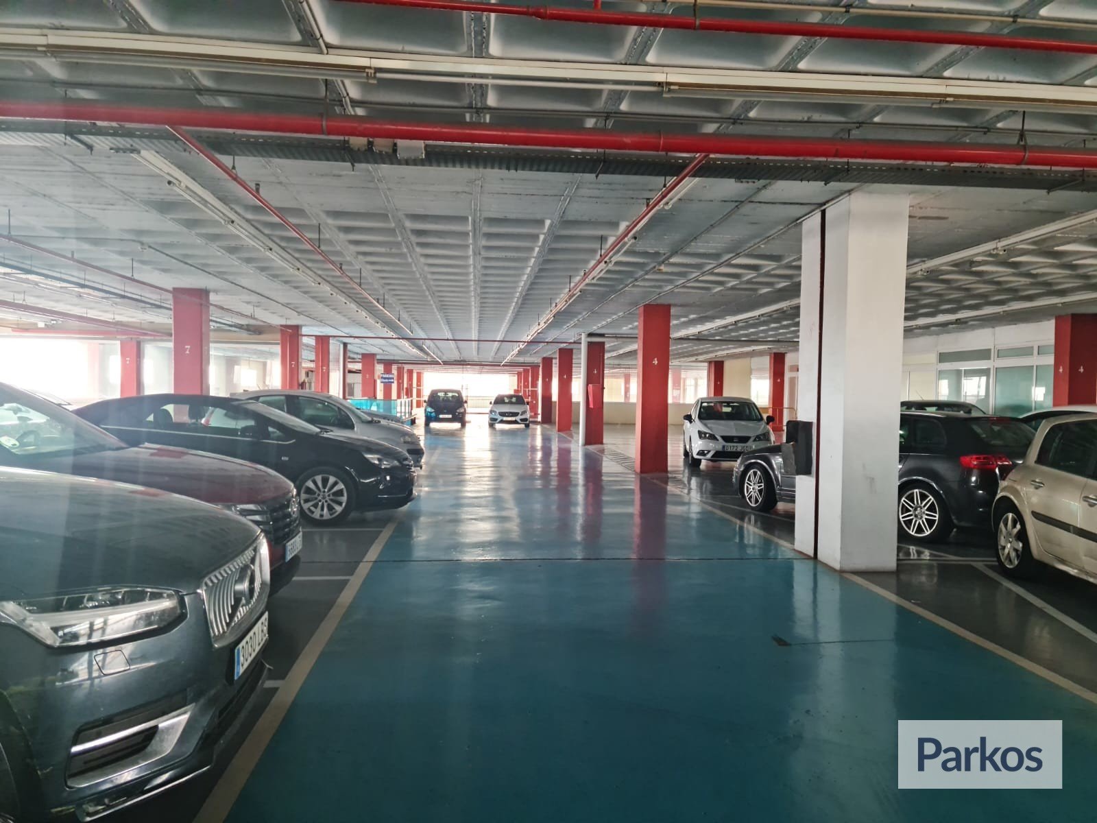 aparcamiento junto al aeropuerto de el prat