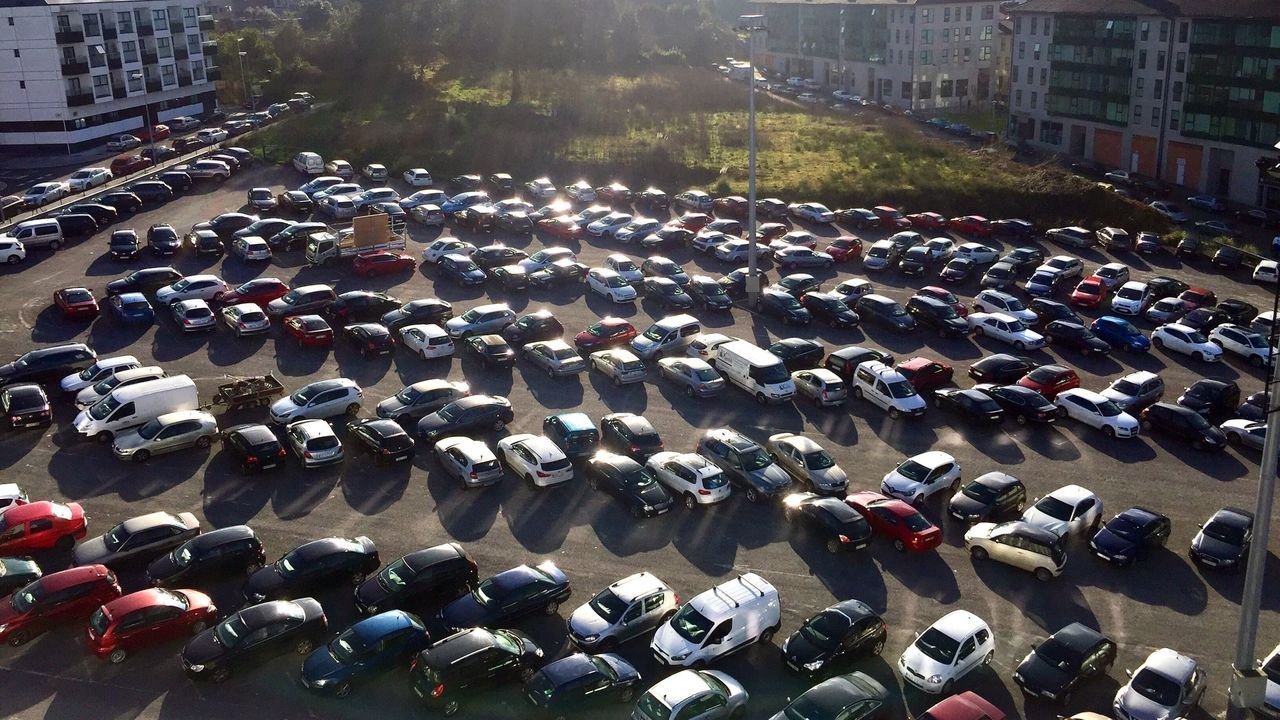 aparcamiento lleno de coches cerca del estadio