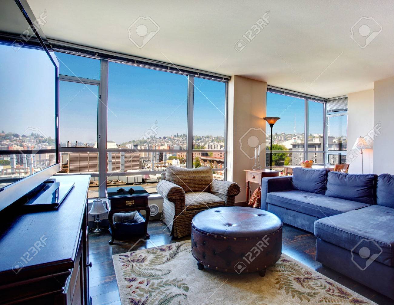 apartamento moderno con vista a la ciudad