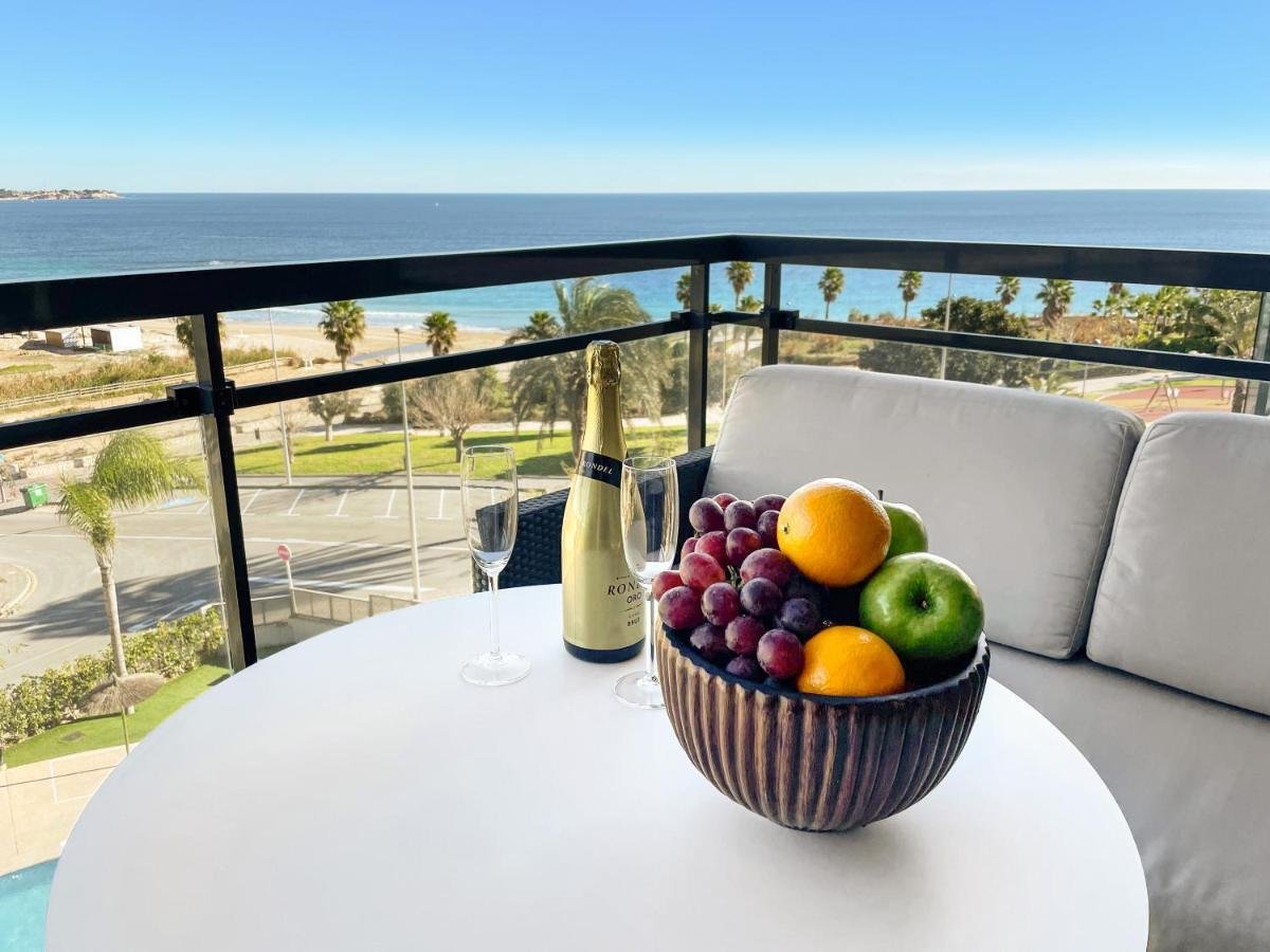 apartamentos con vista al mar y palmeras