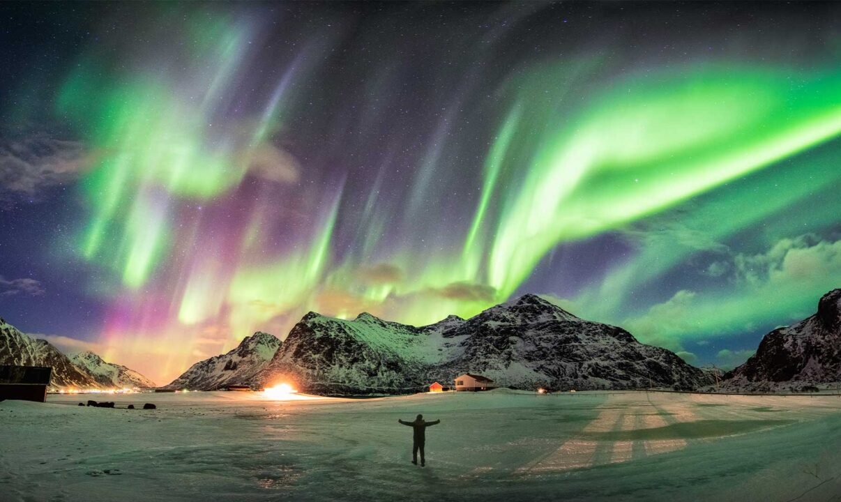 auroras boreales iluminando un cielo estrellado