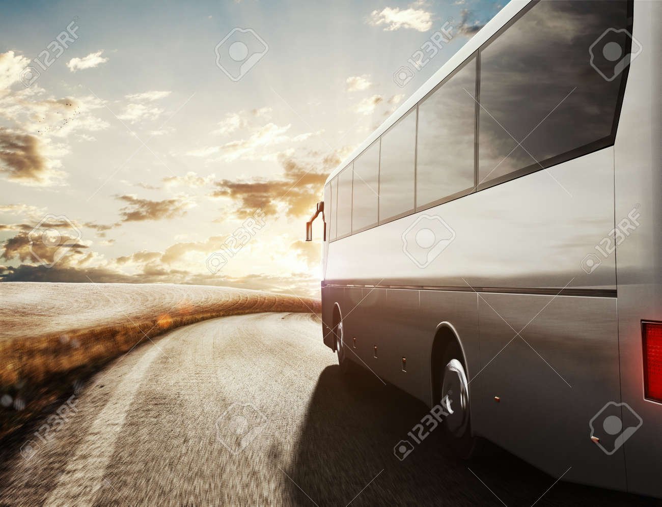 autobus en carretera con paisaje de fondo