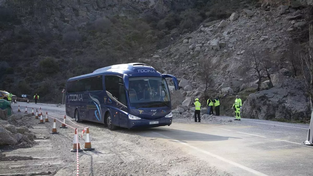 autobus en carretera hacia sierra nevada