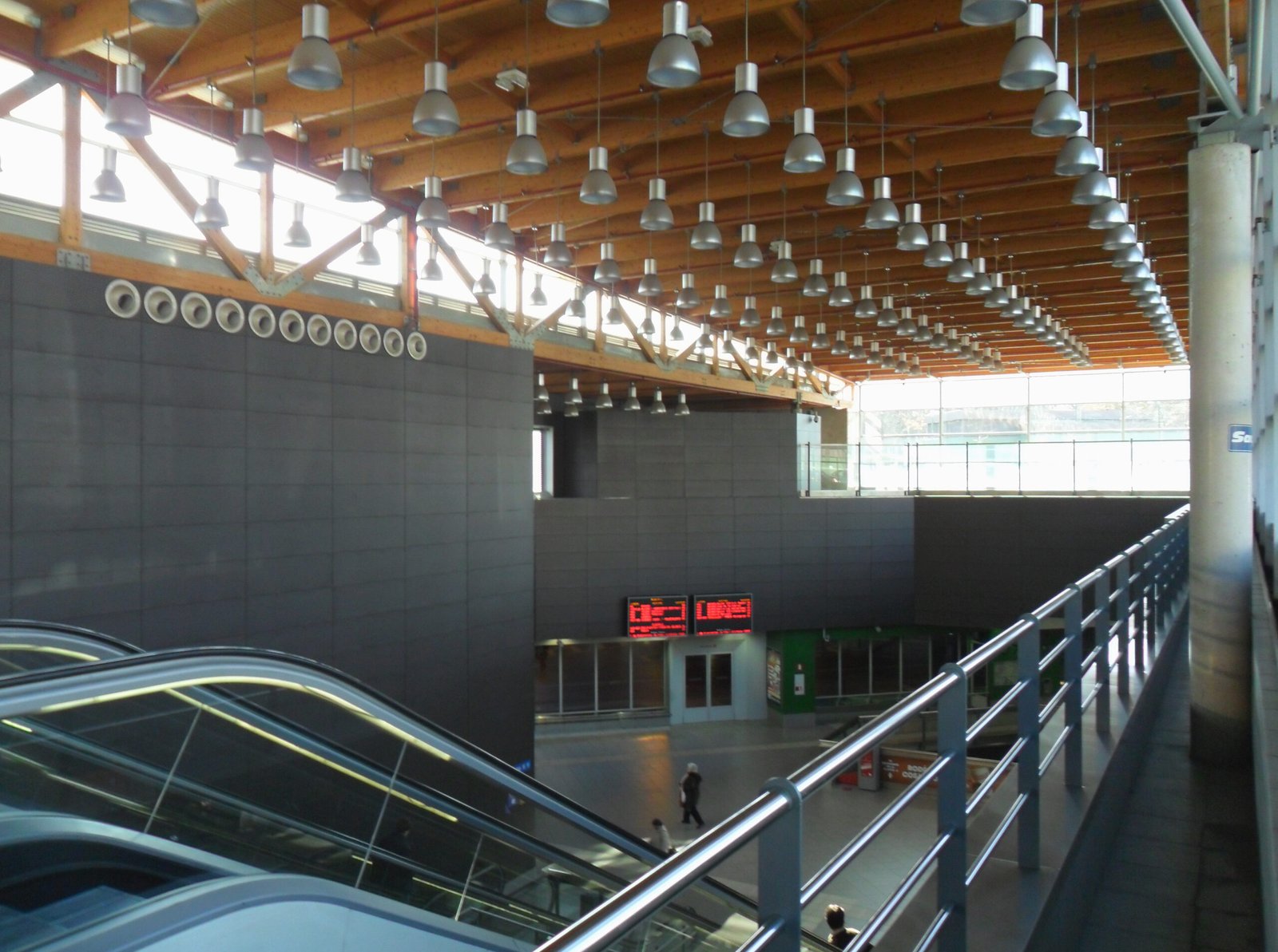 autobus en la estacion de plaza eliptica scaled