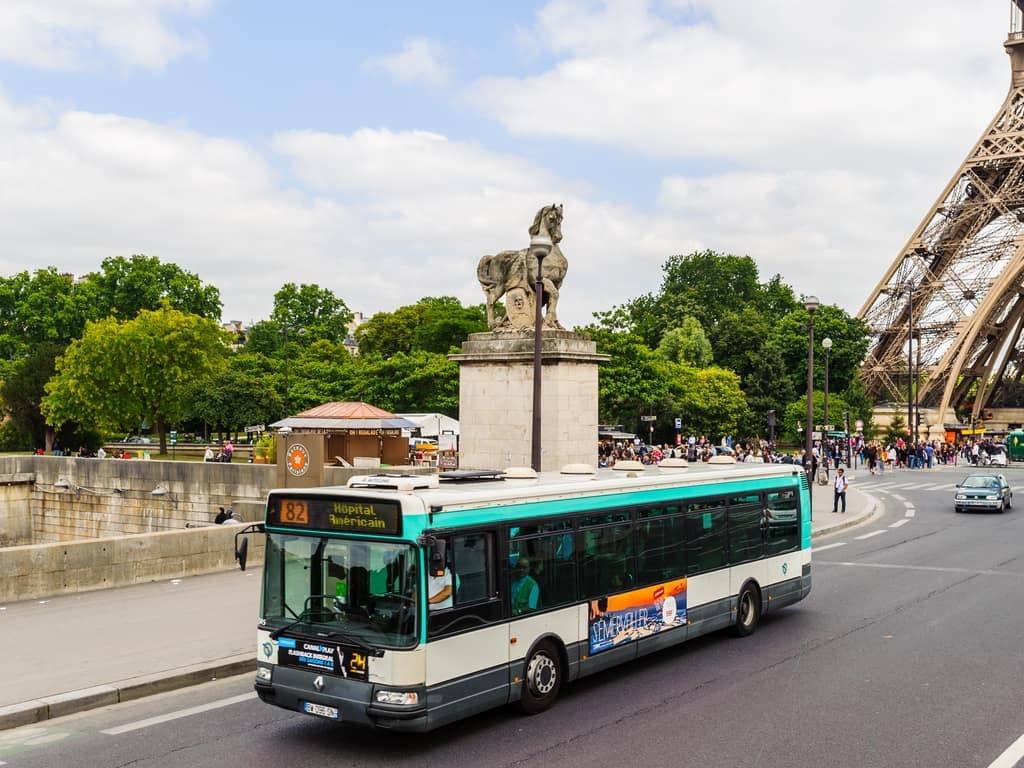 autobus en ruta hacia paris