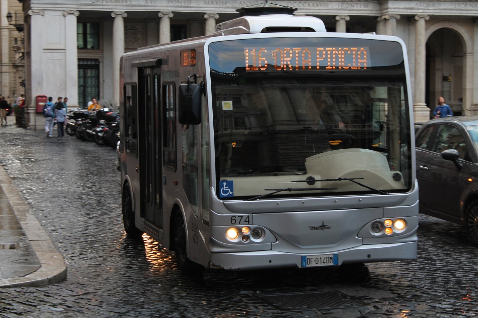 autobus urbano en una calle de roma