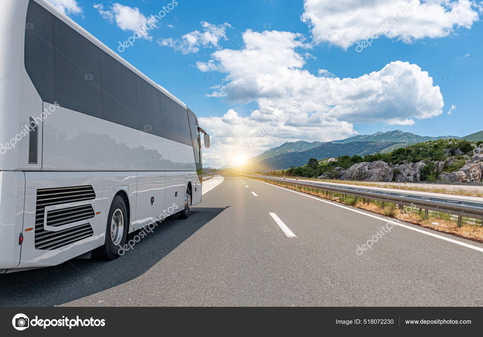 autobus viajando por carretera con paisajes